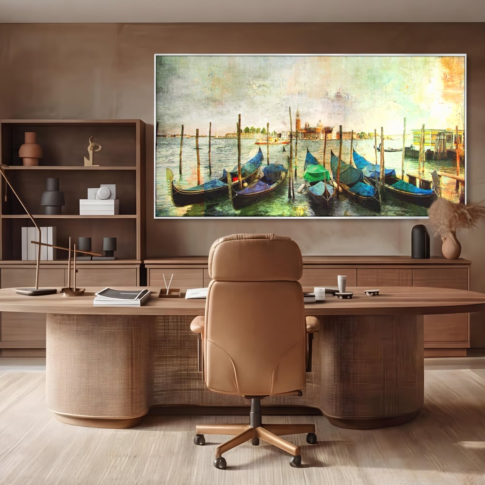 Tablou canvas cu pictura orizontala cu gondole in venetia, in rama de aluminiu argintiu, pe perete intr-un birou